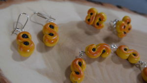 Smycken gjorda av miniatyrlussebullar i hobbylera