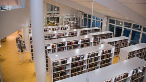 I biblioteket är det ljust och trivsamt också en mörk novembermorgon. Sibbo huvudbibliotekets hyllor