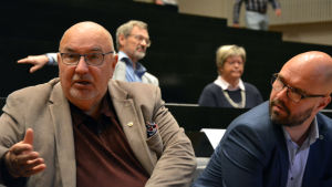 Lars Gästgivars och Kim Berg Lars Gästgivars och Kim berg på plats på diskussion om planerna på fusion mellan Vasa och Korsholm.