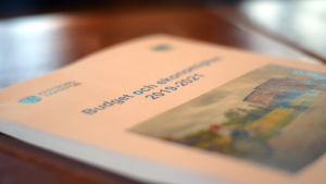 Planerna är många för de kommande åren. En bunt med papper på ett bord. På översta pappret finns en bild och en text där det står: Budget och ekonomiplan 2019-2021