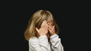 Alla mår bra av att känna att de accepteras och är okej. Skamkänslor och osäkerhet bygger barriärer. Flicka täcker sitt ansikte
