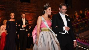 Bakom kronprinsessan Victoria och George P. Smith går prins Daniel tillsammans med Frances Arnold som var en av de tre som delade på kemipriset. Bakom kronprinsessan Victoria och George P. Smith går prins Daniel tillsammans med Frances Arnold som var en av de tre som delade på kemipriset.