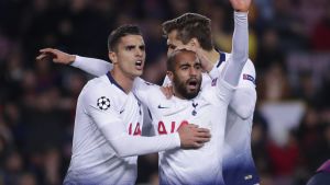 Tottenham-jubel efter Lucas Mouras fullträff. Tottenham firar Lucas Mouras mål.