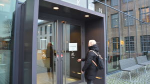 Leder det nya antagningssystemet till att ännu fler flickor än pojkar börjar studera vid universiteten? En kvinna med ljust hår sträcker sig mot en dörr in till Åbo Akademis hus Arken i Åbo.