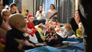 Barnen njuter av föreställningen på sina egna vis. barn sitter och njuter av barnteater.