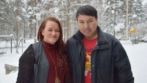 När jag och Yvonne Sandström ska säga hejdå möts vi av Mohammad Reizan. Han har goda nyheter, han fått asyl i Finland. En bild på en kvinna och en man som står med snö i bakgrunden