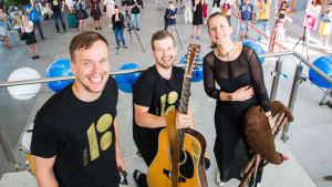 Tönu Tubli, Jalmar Vabarna och Sandra Vabarna reser världen runt med sin musik. Den estniska folkmusikgruppen Trad.Attack på Tallinns flygplats i juli 2017.