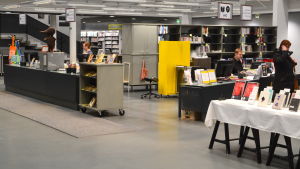 Personalen vid kundtjänsten vill hålla sig ajour med nättjänsterna. Kundtjänsten i Borgå stadsbibliotek.