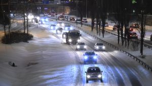 Många bilister hade valt andra färdmedel till jobbet på torsdag. Motorvägstrafik under vintern.