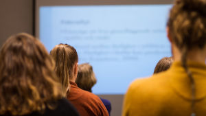 Hur mycket kan den personliga ekonomin påverka koncentrationen under studierna? Studeranden i ett klassrum