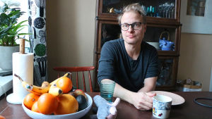 Paavo Kerosuo minns Hype-tiden med värme. Skådespelaren Paavo Kerosuo sitter vid sitt köksbord.