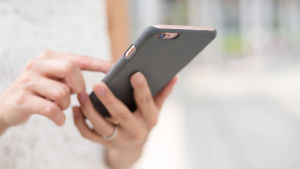 Allt fler vill sköta bankärenden snabbt och flexibelt via digitala tjänster. Kvinna petar på mobiltelefon