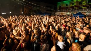Både unga och gamla samlas på Viljandi folkmusikfestival. Publik på Viljandi folkmusikfestival sommaren 2018.