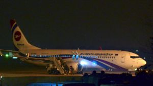 Det kapade Bangladesh Biman-planet efter nödlandning på Shah Amanat-flygfältet i Chittagong 24.2.2019 Ett kapat Bangladesh Biman-plan efter nödlandning på Shah Amanat-flygfältet i Chittagong 24.2.2019