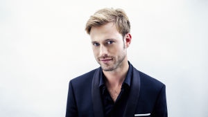 Barytonen Benjamin Appl uppträder med en av Europas främsta barockensembler. Benjamin Appl i svart kostym mot en vit bakgrund.