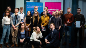 Finalisterna poserar tillsammans med arrangörerna och domarna efter debattfinalen 2019. skolornas debatt-tävling