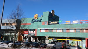 Nästa år ska det nybyggda centrumområdet vara färdigt, säger Jahnsson. Då hoppas han att Granidagen delvis kan ordnas där. Köpcenterbyggnad i Grankulla.