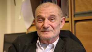 Ralf Sund som är ekonom på Tehy befarar att kommunerna gör oklokt i att inte höja skatterna. Om två år hinner de ekonomiska problemen i fatt. Ralf Sund