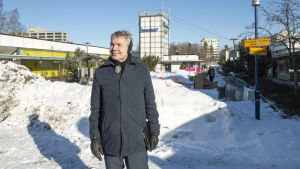 Pekka Haavisto i sina barndomskvarter i Munkshöjden i Helsingfors. Pekka Haavisto Munkkivuoren ostarilla 5.3.2019