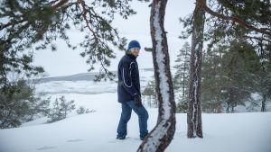 Sampo Terho seisoo Porkkalanniemellä kalliolla lumisessa maisemassa