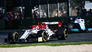 Kimi Räikkönen plockade poäng i sin första tävling med Alfa Romeo. Kimi Räikkönen i sin Alfa Romeo under årets första F1-lopp.