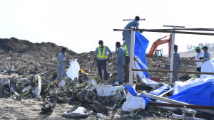 Olycksplanet i Etiopien störtade bara några minuter efter att det hade lyft från flygfältet i Addis Abeba. Planet totalförstördes. Vrakdelar efter flygplanskraschen i Etiopien 13.3.2019.