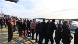 Att sjöfarten och dess historia fortfarande har en stor betydelse för Åland märktes i att hundratals engagerade åskådare samlades för att bevittna dockningen. Att sjöfarten och dess historia fortfarande har en stor betydelse för Åland märktes i att hundratals engagerade åskådare samlades för att bevittna dockningen.