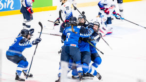 Holopainen debuterade som målskytt på VM-nivå. Finland firar Elisa Holopainens 1–0-mål.
