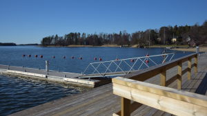 Här på altanen och bryggan i Bromarv skärgårdshamn har åtminstone några av styrelsemedlemmarna i stiftelsen för Otto A. Malms donationsfond stått och beundrat utsikten. Hav, båtbojar, en tom båtbrygga och lite av en altan på ett hus. Soligt. Vår.