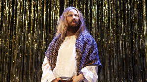 Emilia Jansson som Jesus. Foto från En blick är en blick är en blick på Lilla Teatern.