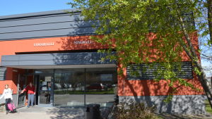 Våren har kommit till Borgå vilket märks på de fina gröna träden utanför simhallen. Två personer påväg utut Borgå Simhall