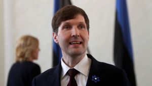 Finansminister Martin Helme (Ekre). En man står i kostym - i bakgrunden syns Estlands flagga