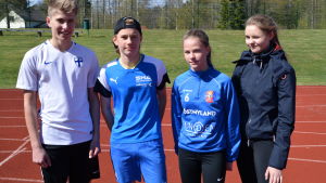 Anton, Axel, Ida och Elvira väntar på karnevalen. Elever från Lovisanejdens högstadium vid idrottsplanen i Lovisa.