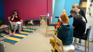 Studion ska få en bättre ljudisolering. personer kring kamera i inspelningsstudio
