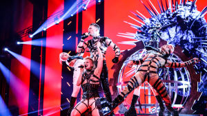 Hatari Här står islands bidrag hatari på scen där de satsar på BDSM-klädsel med läderdräkter.