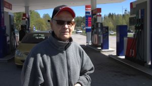 Stig Kevin tycker att bilister borde använda blinkers flitigare. Man som står vid bensinstation.