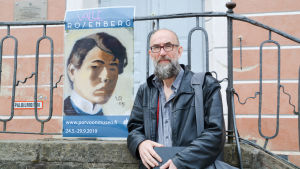 Sebastian tycker det har varit både roligt, jobbigt och spännande att arbeta med utställningen. Man i skägg framför Borgå museum
