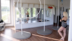 Mia Grandell öppnade sin studio för fyra år sedan. En kvinna i en gymnastikstudio med speglar.
