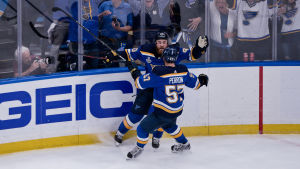 Ryan O'Reilly och David Perron firar 3–2-målet. Ryan O'Reilly och David Perron firar 3–2-målet.