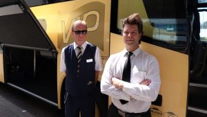 Jukka Putkonen och Kari Ora anser att det är svårt för privatbilister att navigera vid flygplatsen. Busschaufförerna Jukka Putkonen poserar framför bussen utanför flygplatsen.