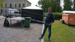 Jouni Jaskari är promotor för Rockperry ReLoad. Man med huvtröja och solglasögon står framför ett tält.