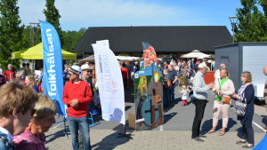 Under sommaren fylls Nagu med folk. Här är en bild från potatisfestivalen sommaren 2019. en massa människor som besöker potatisfestivalen i nagu.