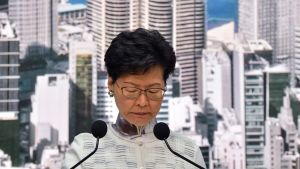 Hongkongs regeringschef Carrie Lam höll en presskonferens i lördags där hon meddelade att utlämningslagen läggs på hyllan. Hongkongs regeringschef Carrie Lam höll en presskonferens i lördags där hon meddelade att utlämningslagen läggs på hyllan.
