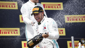 Lewis Hamilton firar sin seger i Frankrike. Lewis Hamilton sprutar champagne.