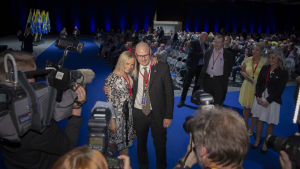 Riikka Purra och Simo Grönroos sitter nu på två av de tyngsta posterna inom partiet, första vice ordförande respektive partisekreterare. Simo Grönroos ja Riikka Purra Perussuomalaisten puoluekokouksessa .