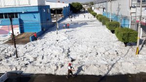 Människorna i staden Guadalajara förundrar sig över snömängden. Staden Guadalajara begravdes i hagel.
