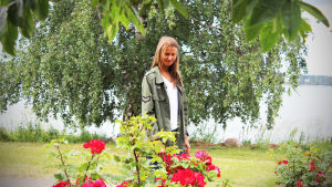 Mathilda Lindholm började igen hitta rätt i livet efter att hon började få hjälp. Mathilda Lindholm i ett blommigt Munksnäs.