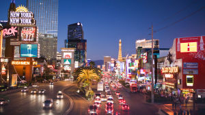 Viva Las Vegas! Glittrande stadsvy i Las Vegas på kvällen.