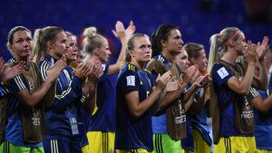 Besvikna svenska spelare har laddat om till bronsmatchen. Svenska spelare ser besvikna ut