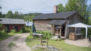 Postbackens byggnader passar bra in i mockumentärens miljöer. Cafe på Postbacken i Illby